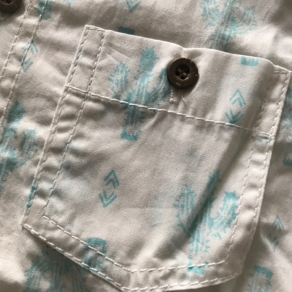 Short sleeve button down shirt. 🌵 - Picture 2 of 3